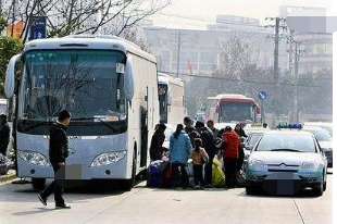 天津客车租赁：老年人在乘坐长途客车时需要注(图2)